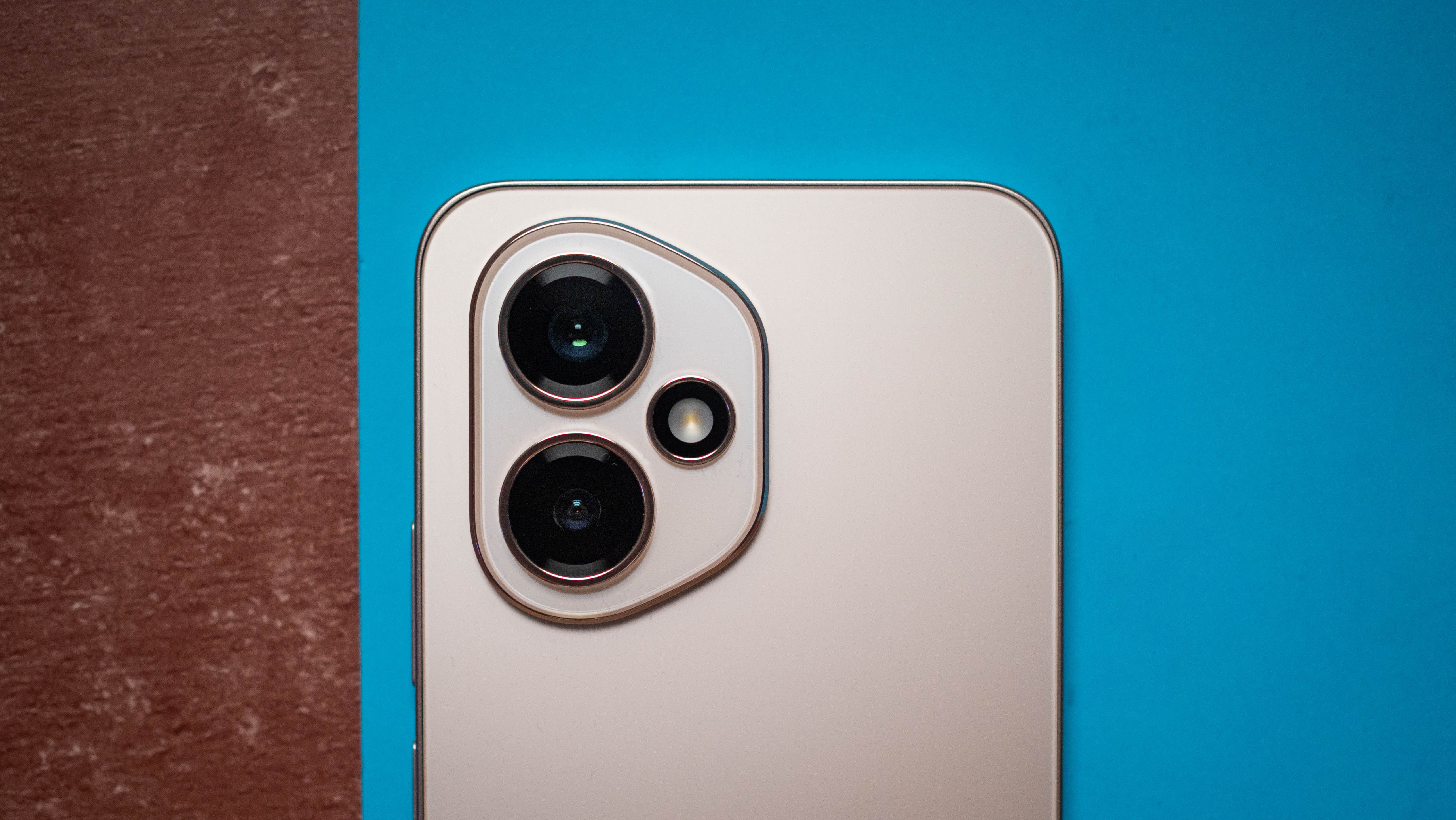 Honor 400 back view against blue and red background with the camera module highlighted