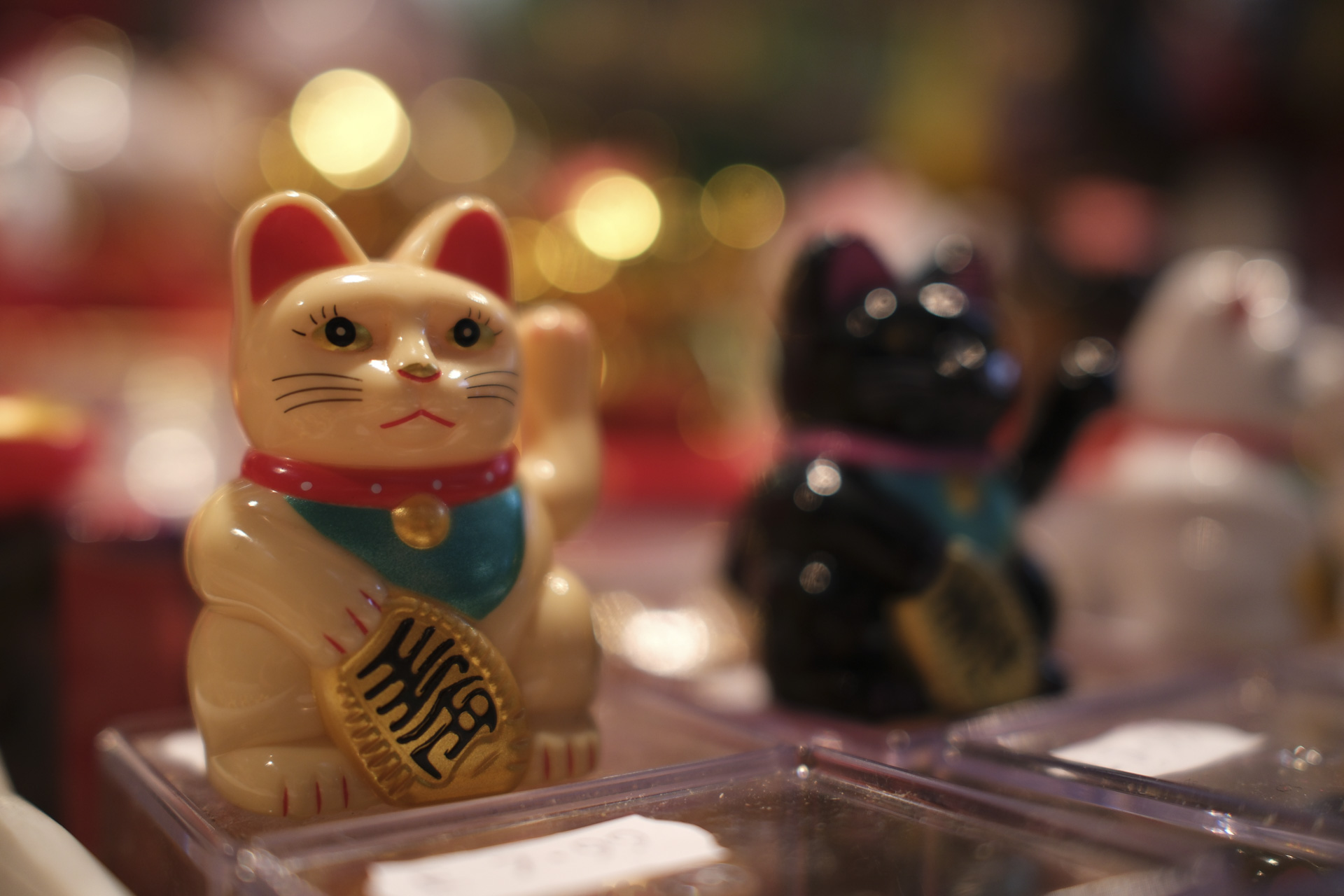 Chinese lucky cat photo taken at f/2 using the Fujifilm X100VI