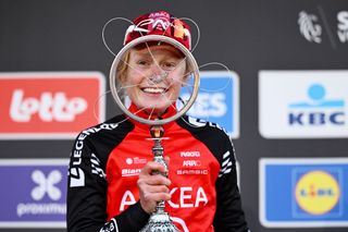 Omloop Het Nieuwsblad women LIVE - Another surprise or is the season's opening cobbled Classic one for the favourites? 