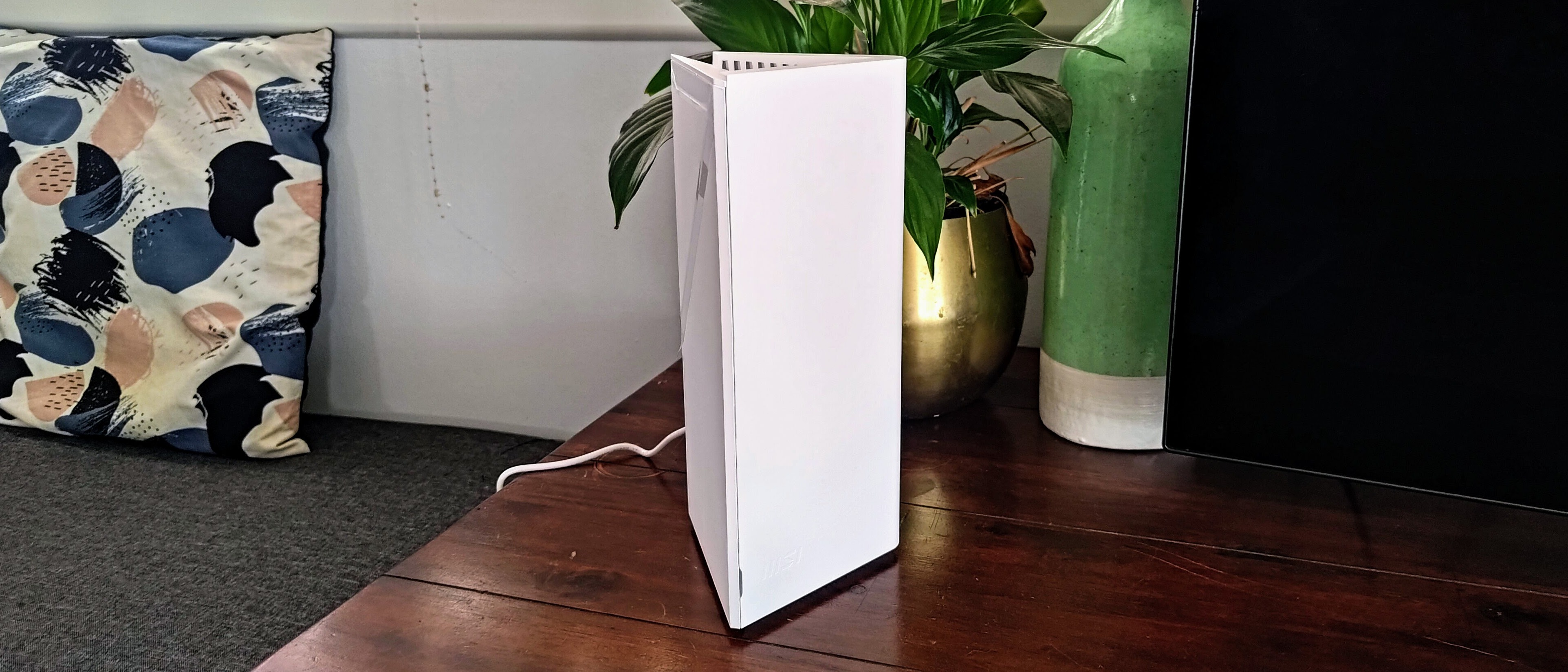 MSI Roamii BE Pro node on a table