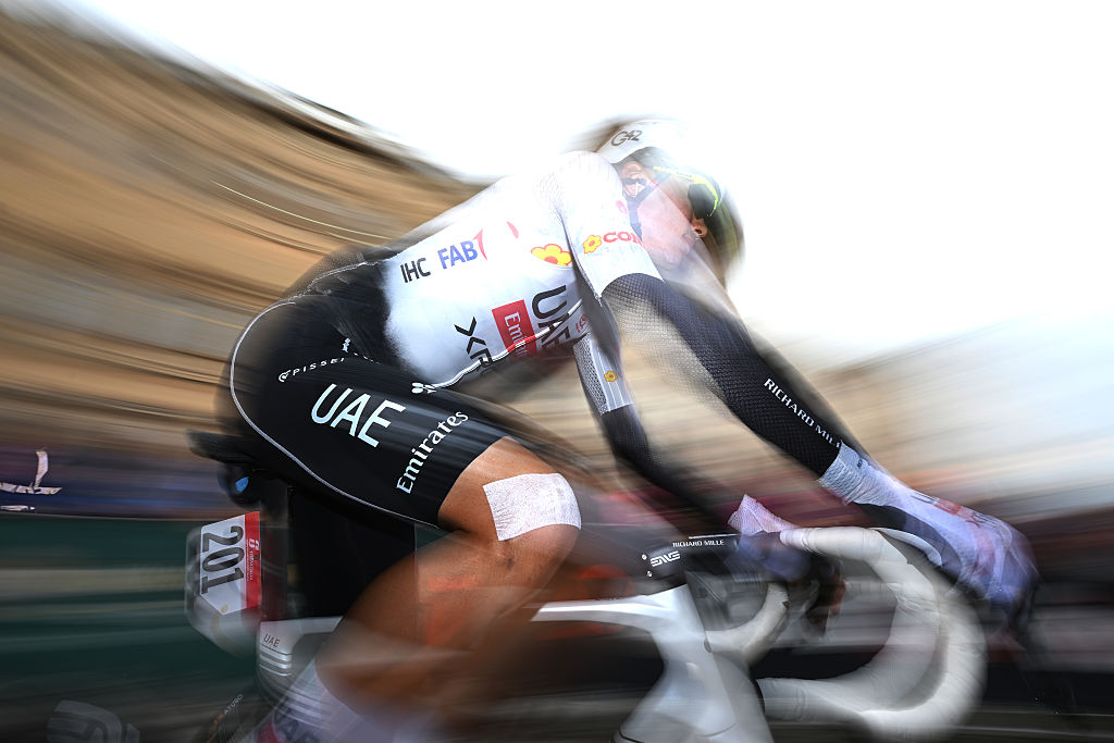 Juan Ayuso bandaged knee at the 2025 Giro d&#039;Italia