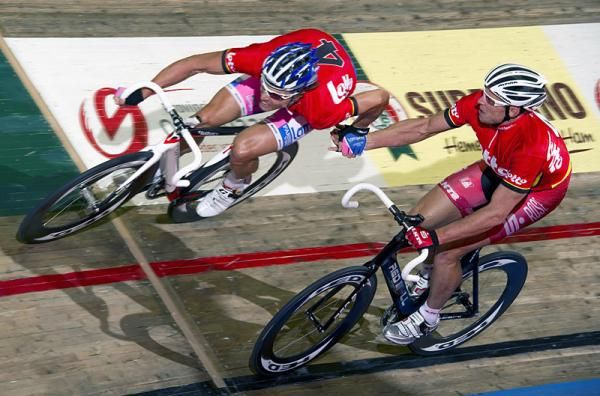 Danilo Hondo (l) takes over from teammate Robert Bartko.
