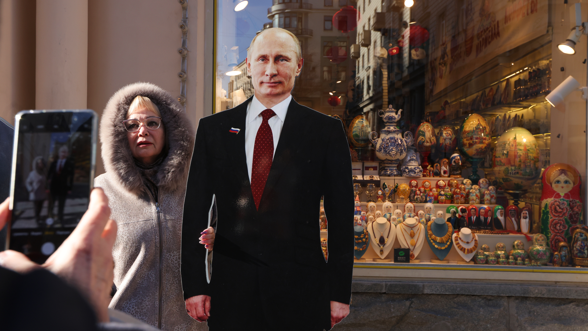 الروس يبدأون التصويت في الانتخابات التي سيفوز بها بوتين