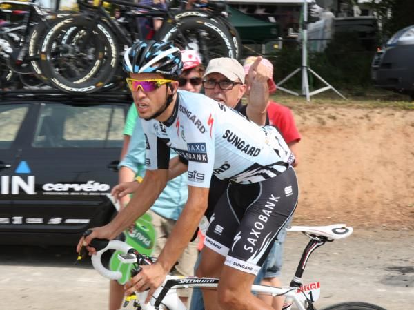 Alberto Contador (Saxo Bank-Sungard) looks for the shelter of the team bus.