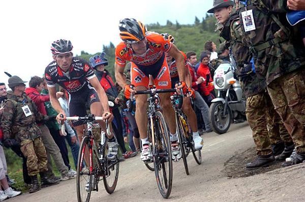 David Arroyo (Caisse d'Epargne) climbs with Emanuele Sella (Ceramica Panaria-Navigare) (r).