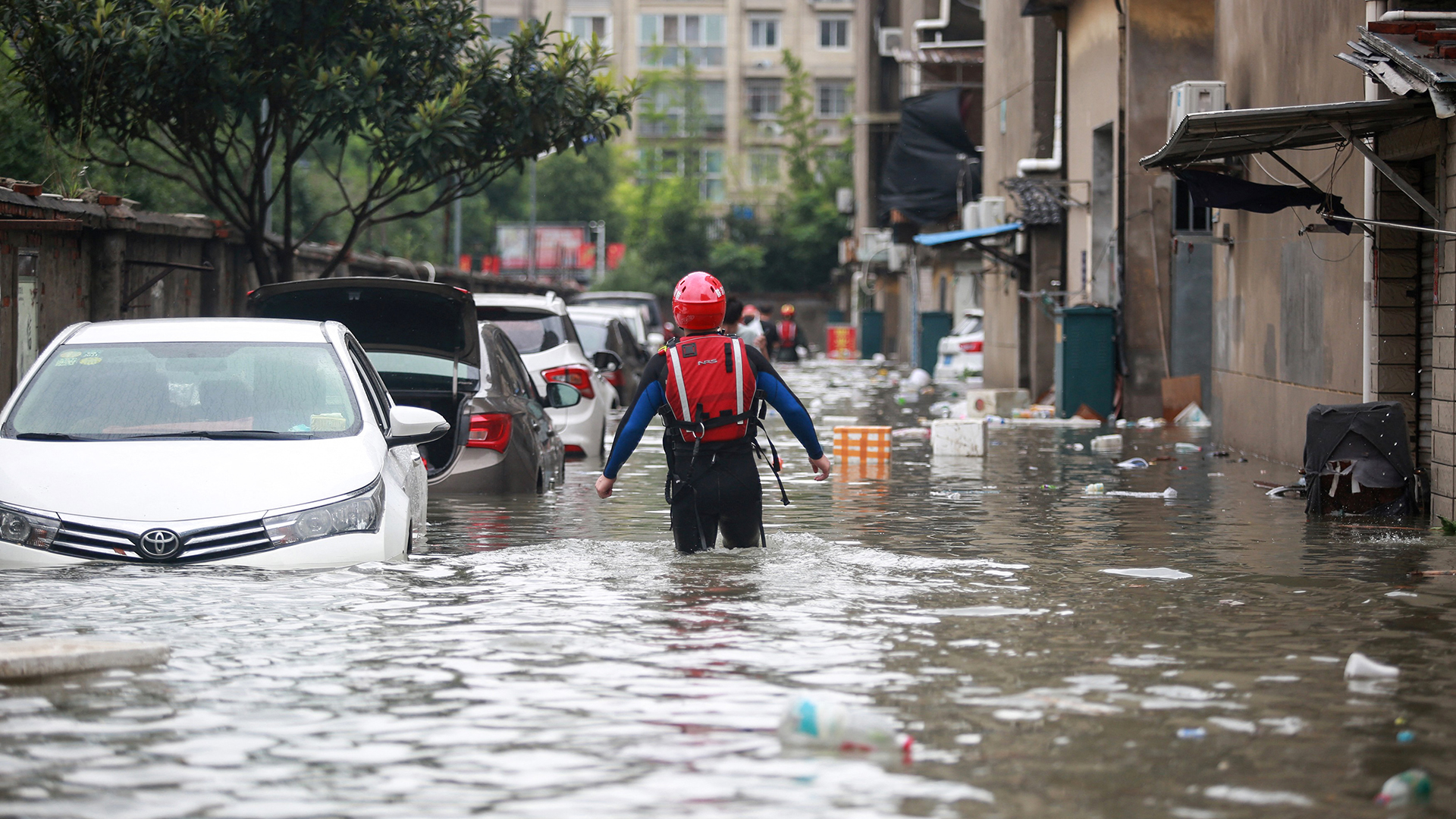 Esta foto, tomada el 28 de julio, muestra a un rescatista caminando por un área inundada en Yangzhou, en la provincia oriental de Jiangsu, después de que las fuertes lluvias provocadas por el paso del tifón In-Fa inundaron la costa este de China.