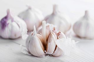 Bulbs of garlic that can be used as home remedies for thrush.