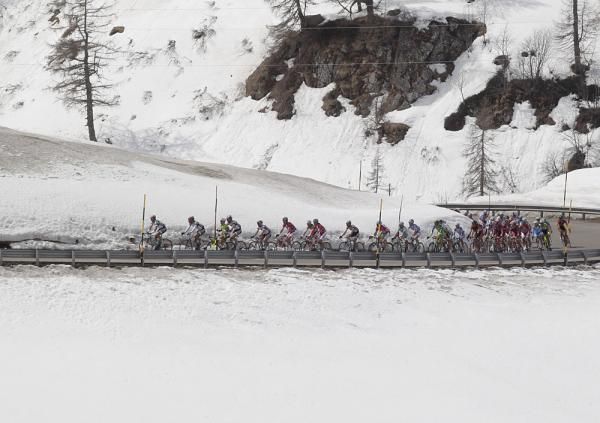 The peloton climb together