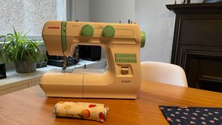 sewing machine review Janome 2200XT: a photo of a sewing machine on a kitchen table