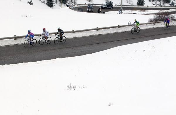 The lead group of five splits in the final kilometre under the impetus of race leader Domenico Pozzovivo.