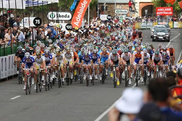 Katusha and Columbia-HTC leads the bunch on the front straight.