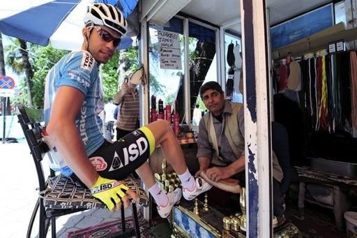 Race leader Giovanni Visconti (ISD - Neri) gets a shoe shine prior to stage six.