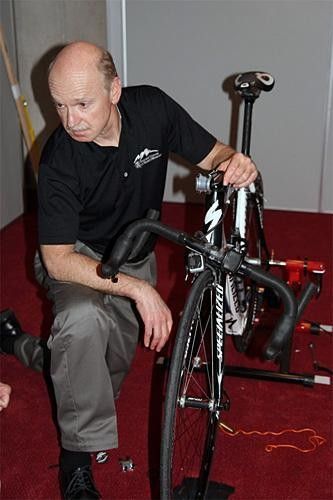 Andy Pruitt makes an adjustment to Lars Bak's bike. The Specialised stems contain an ingenious asimetrical shim which allows a wide range of angles.