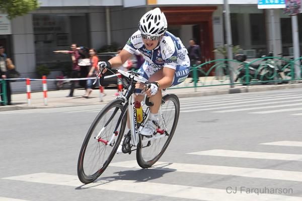 A lap later, Valentina Bastianelli (Vaiano-Solaritech) counterattacked and gained a few seconds gap for over a lap.