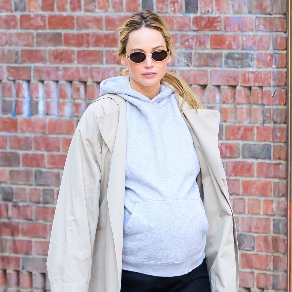 Jennifer Lawrence Just Wore the Extra-Stylish Bag Trend That Instantly Elevates Leggings and Sweats