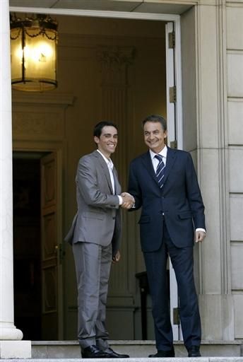 Zapatero and Contador head inside to discuss the the 26-year-old's Tour win