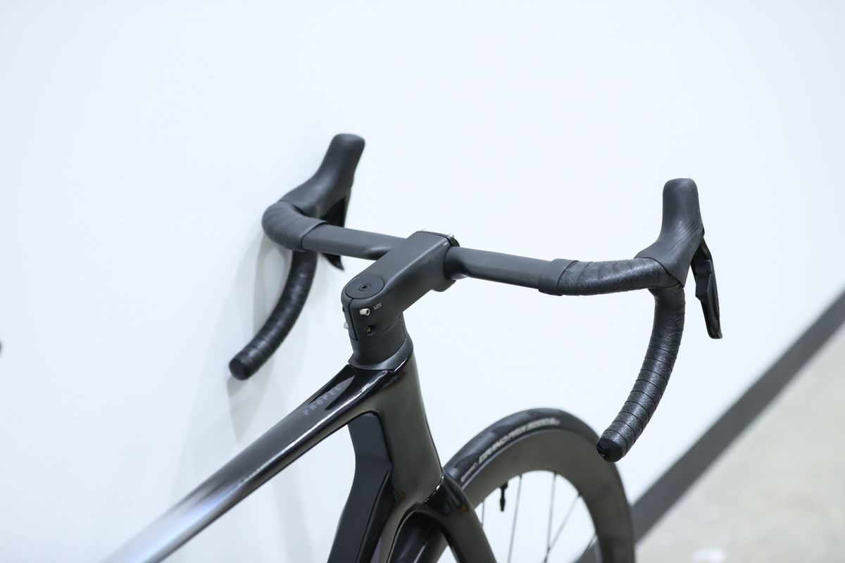 A Giant Propel Advanced SL 0 stands against a white wall
