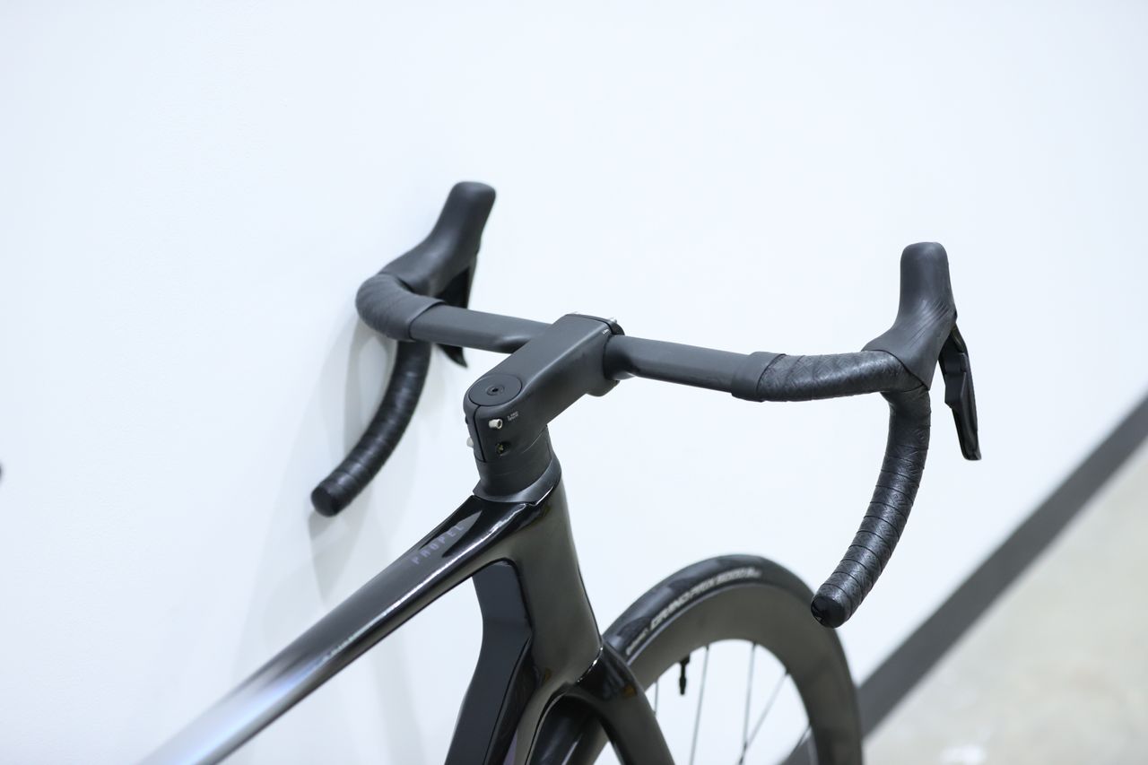 A Giant Propel Advanced SL 0 stands against a white wall