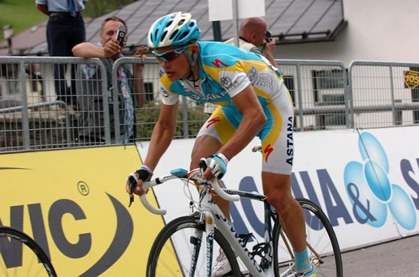Alexandre Vinokourov (Astana) finished stage 17 with the pink jersey group.