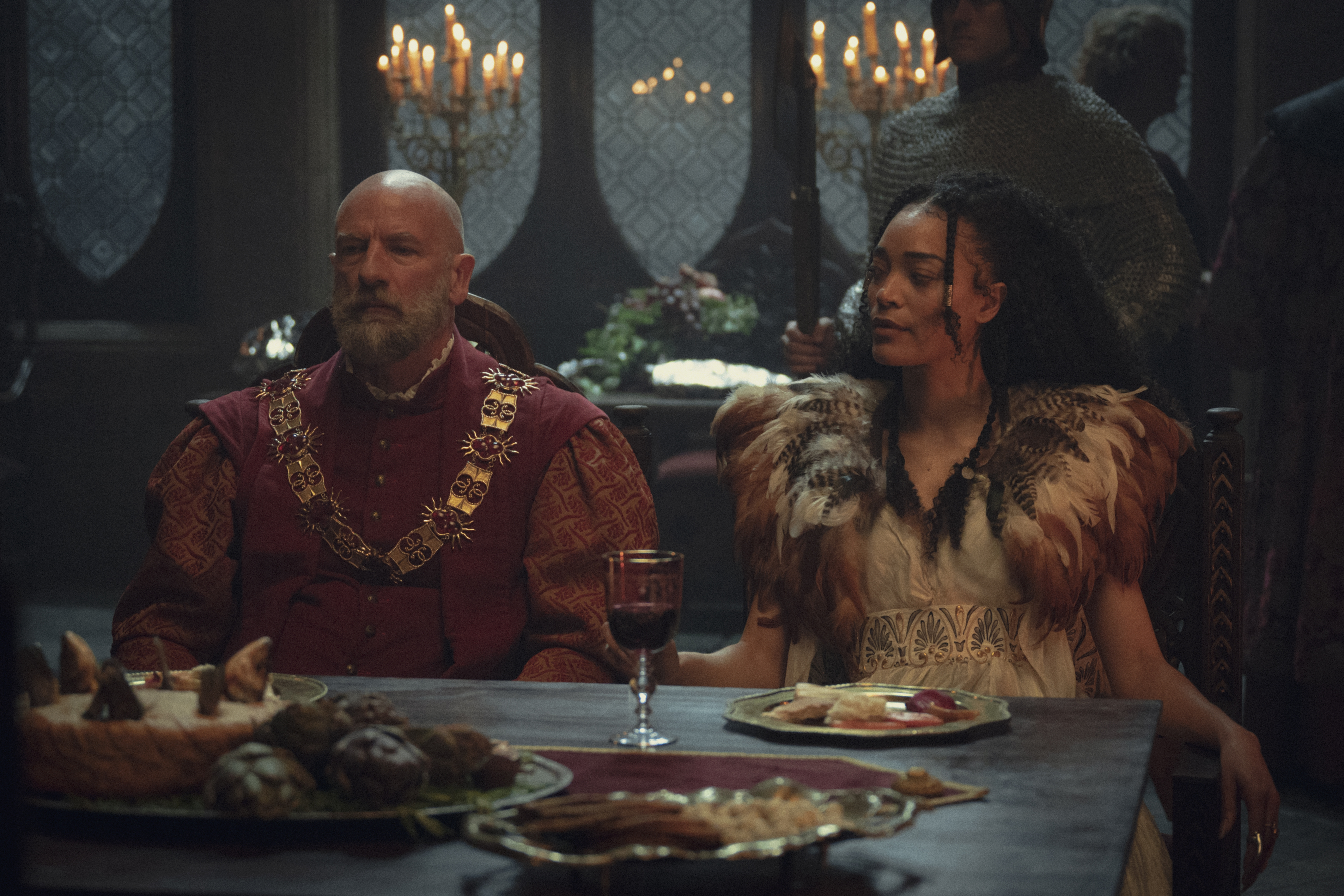 Spymaster Dijkstra ve büyücü Philippa yemek masasında oturuyor