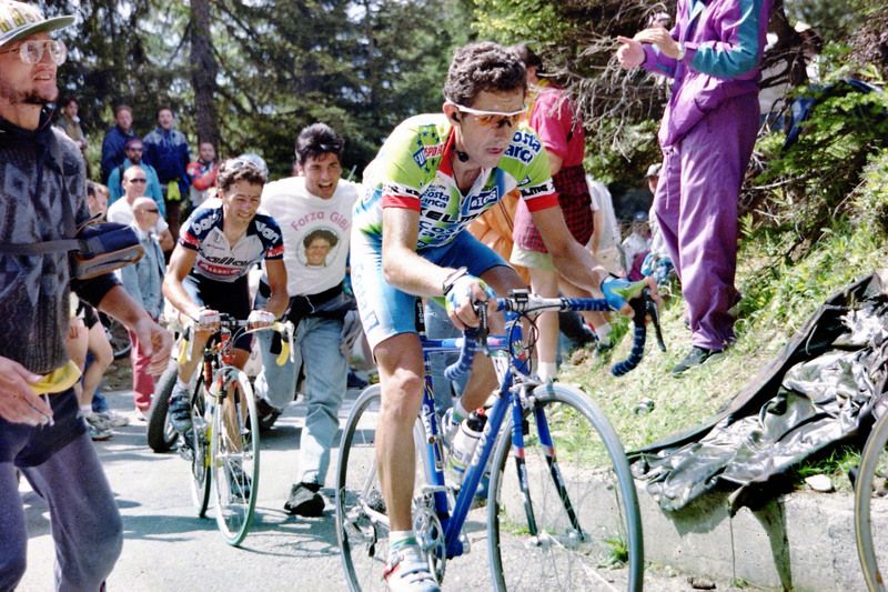 Roberto Herras climbing the Mortirolo