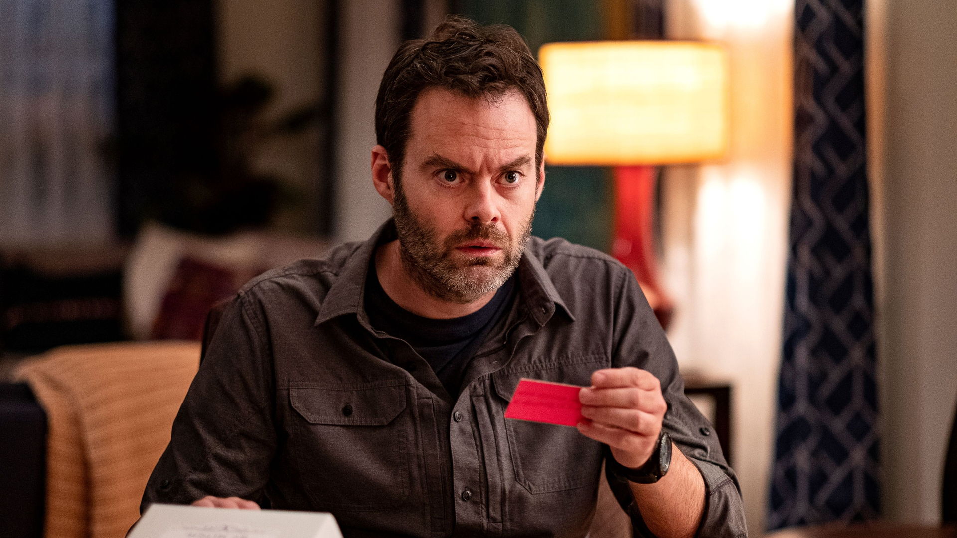 Bill Hader como Barry, leyendo una nota, en Barry