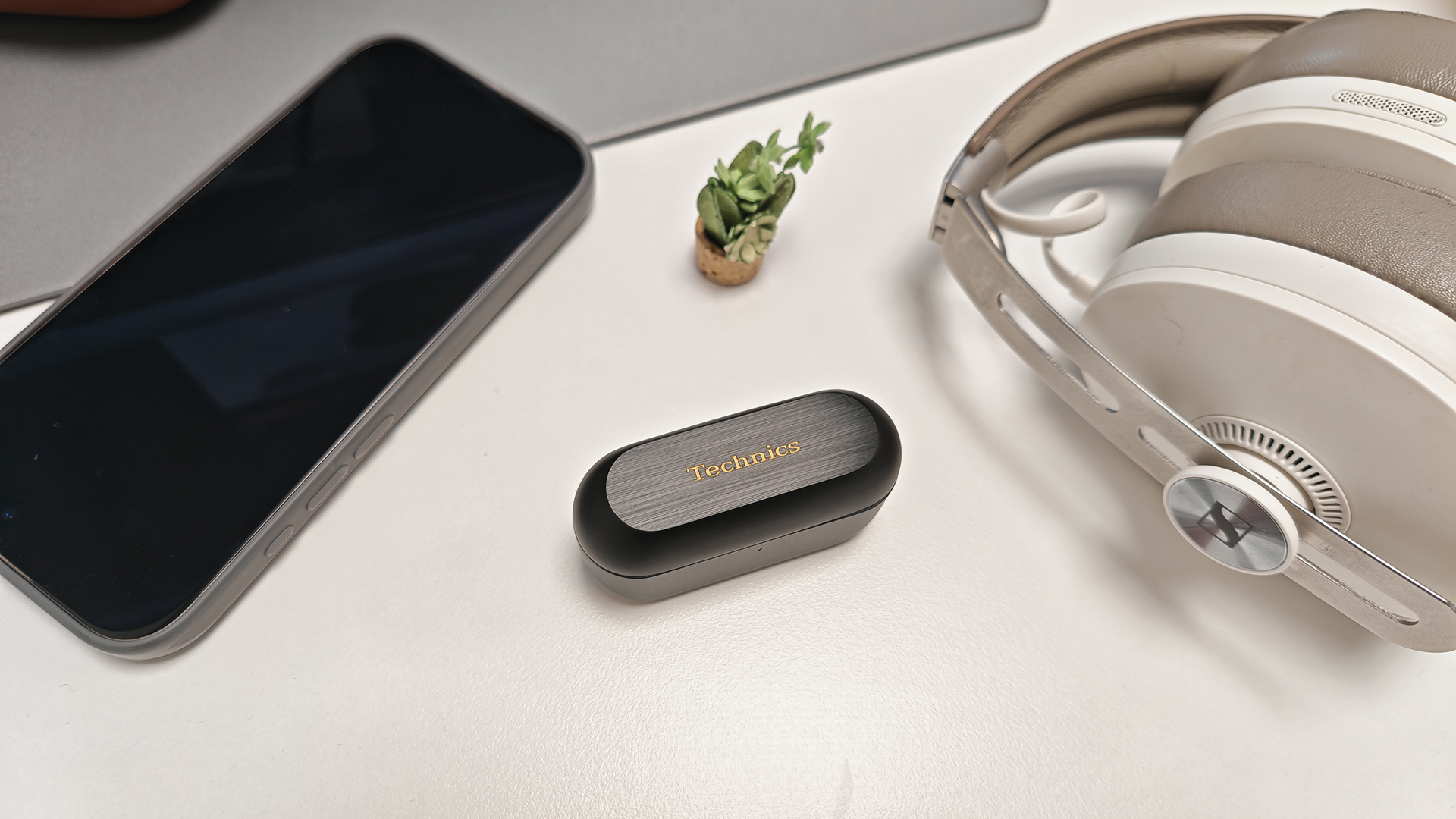 The Technics EAH-AZ100s