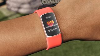 Fitbit Charge 6 visar pulsdata.