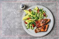 A photo showing what to eat after a workout - a plate of salmon with lettuce leaves and tomatoes