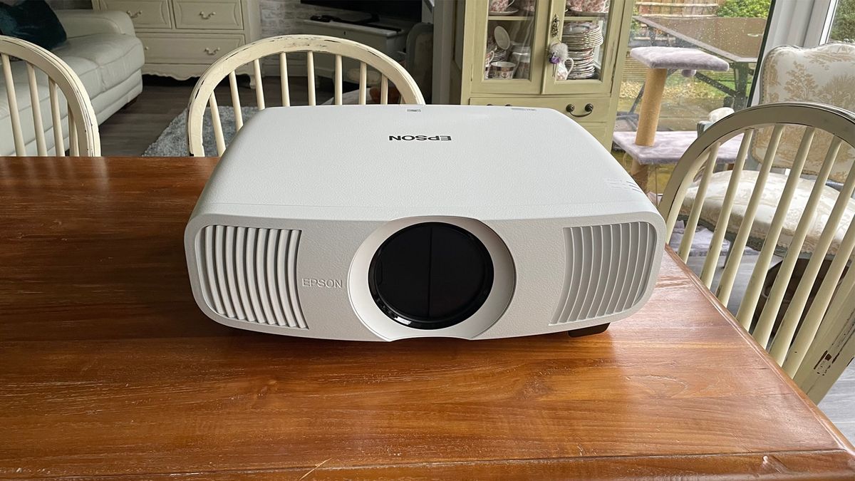 Home cinema projector: Epson EH-LS11000W