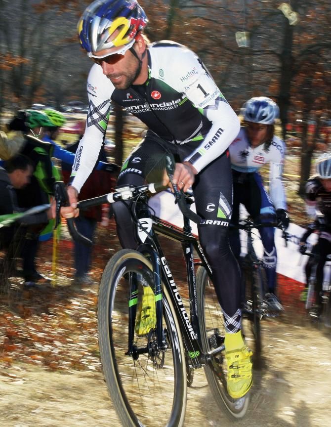Tim Johnson (Canondale p/b Cyclocrossworld) leads the group up the run-up.