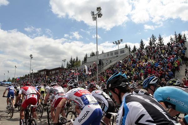 The elite men line up