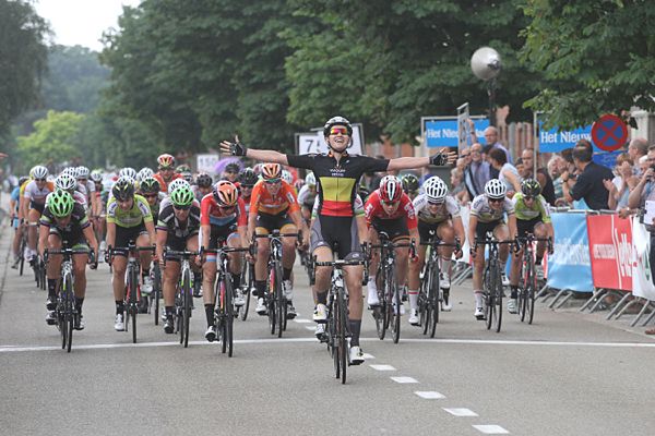 Jolien D'hoore (Wiggle High5) wins Diamond Tour from a bunch sprint