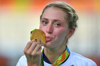 Laura Trott (Great Britain) kisses her gold medal
