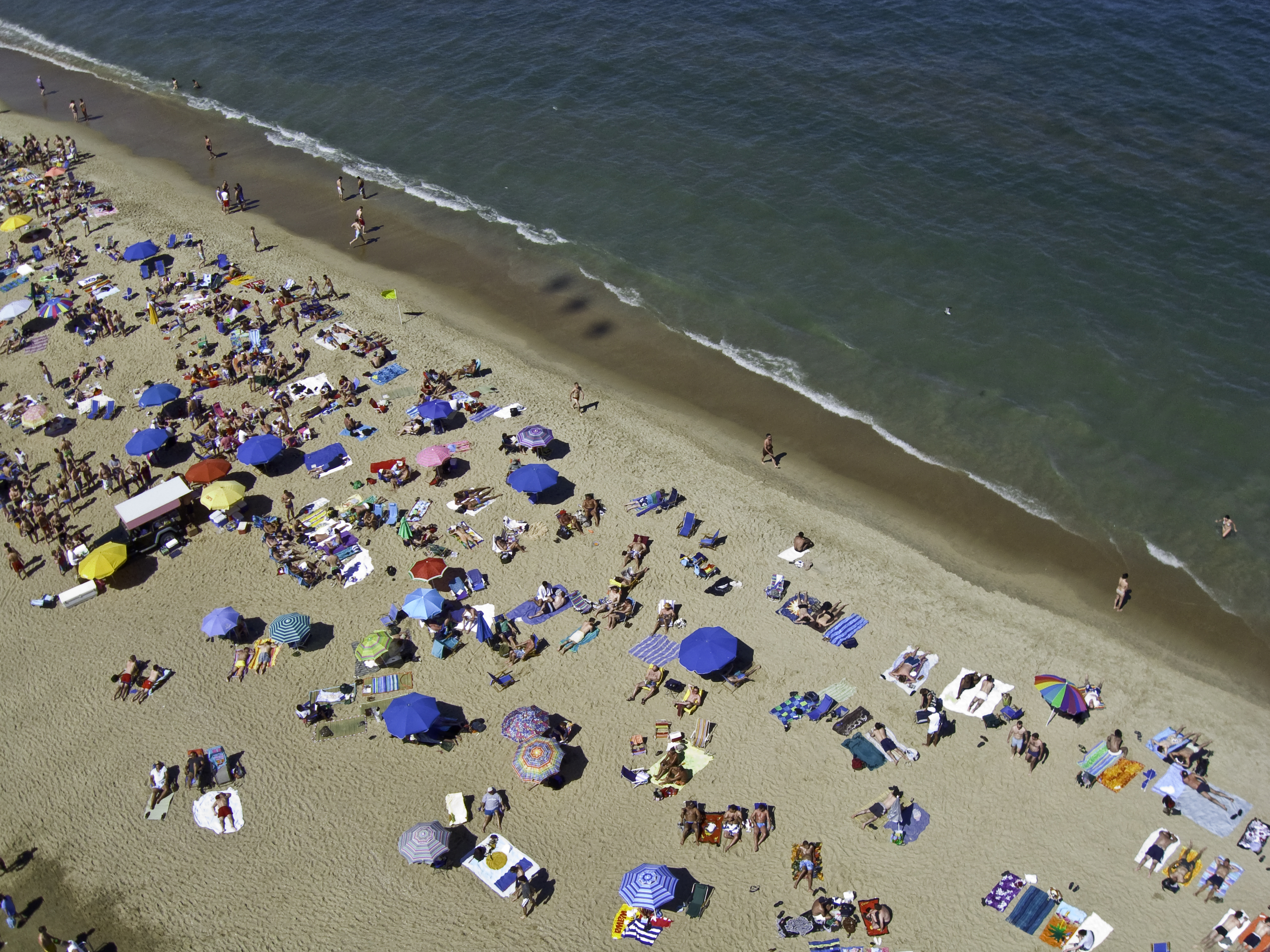 Rehoboth Beach의 사람과 블레이드 및 우산의 공중 전망