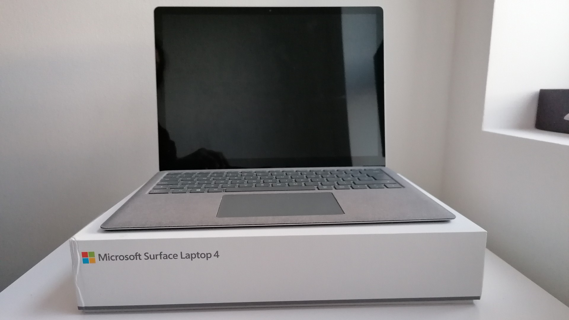 Microsoft Surface Laptop 4 box_front view open on box_Mina Frost