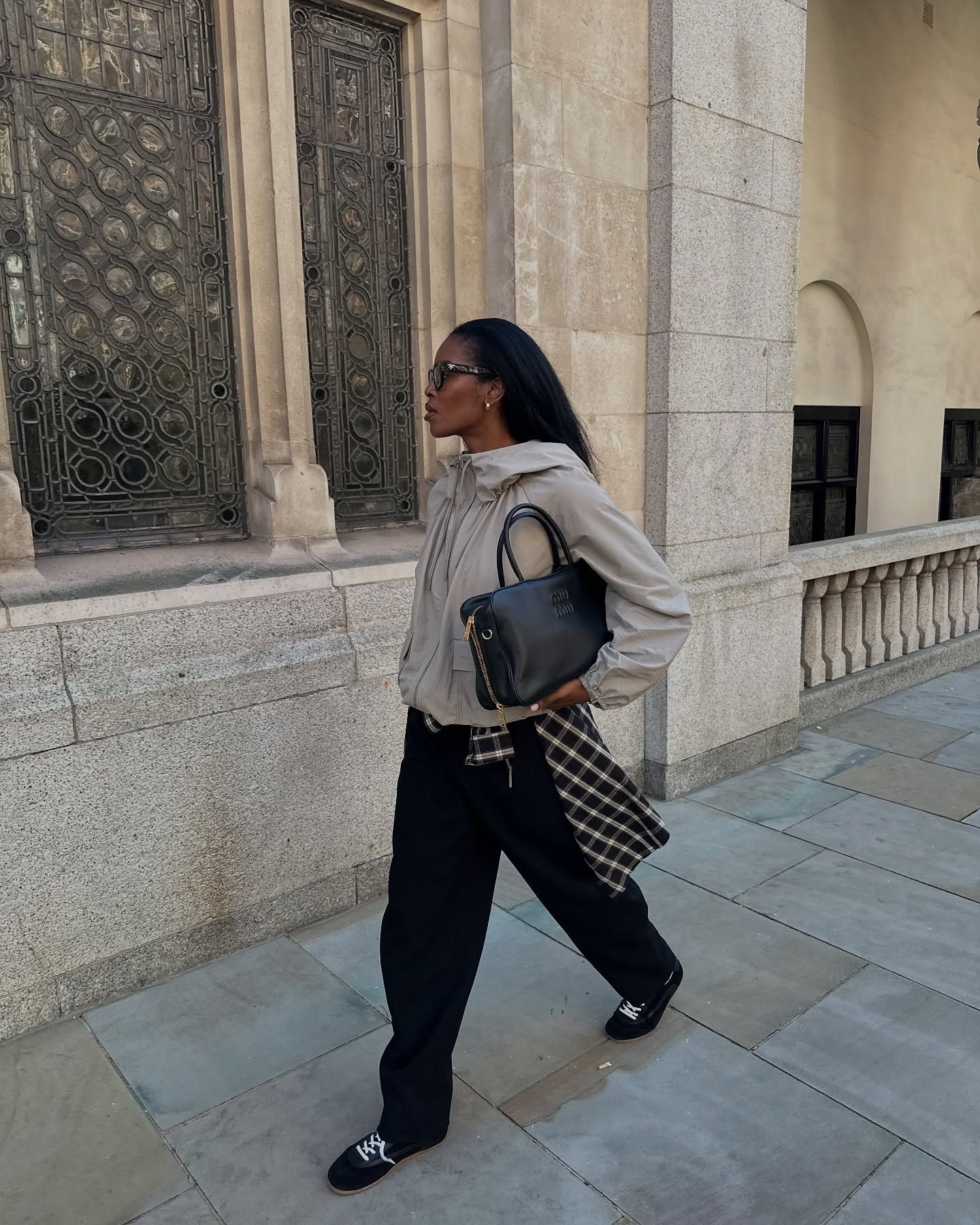 influencer wears easy autumn outfit
