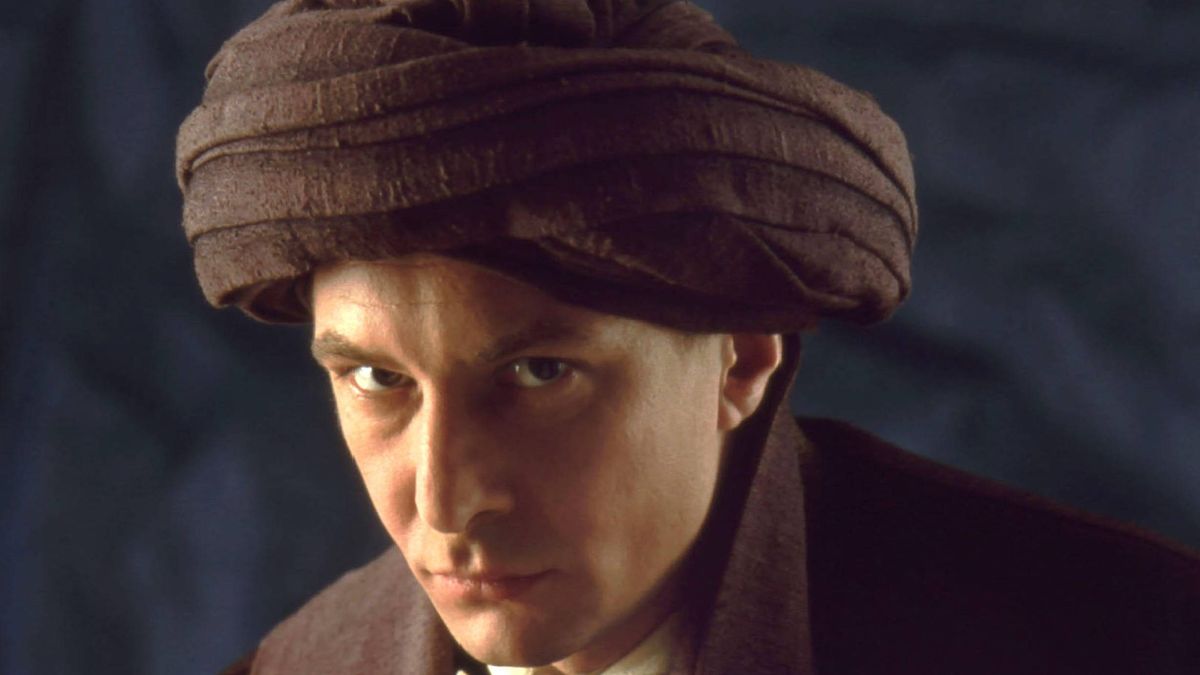 Ian Hart của Harry Potter lại vào vai giáo sư, nhưng anh ấy rất khác với Giáo sư Quirinus Quirrell, ngôi sao tiết lộ