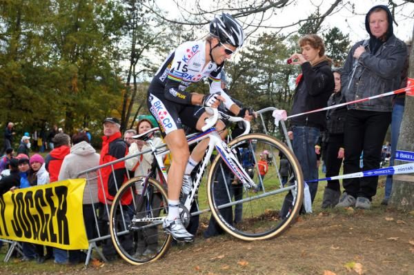 Niels Albert rides to third.