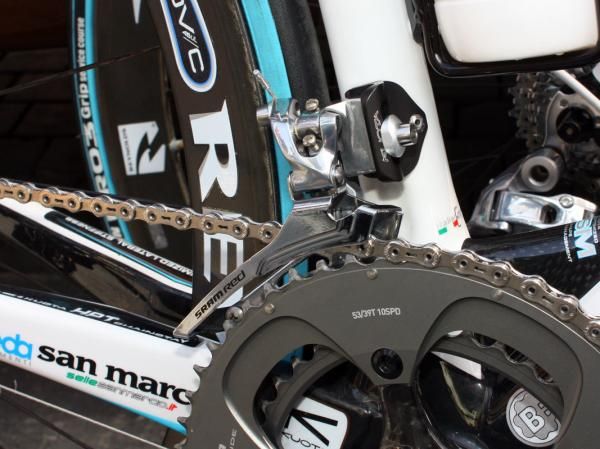 No surprise here to find a Force steel cage spliced on to a Red front derailleur as seen on this Ag2R Kuota KOM.