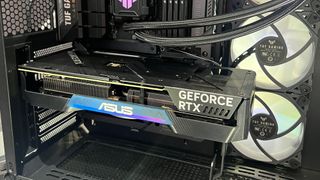 Een Asus RTX 4070 BTF GPU