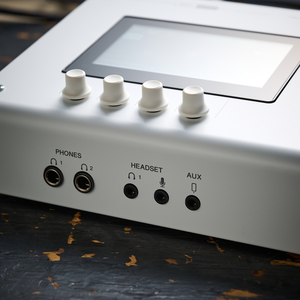 The front panel connections on the Yamaha URX44V audio interface
