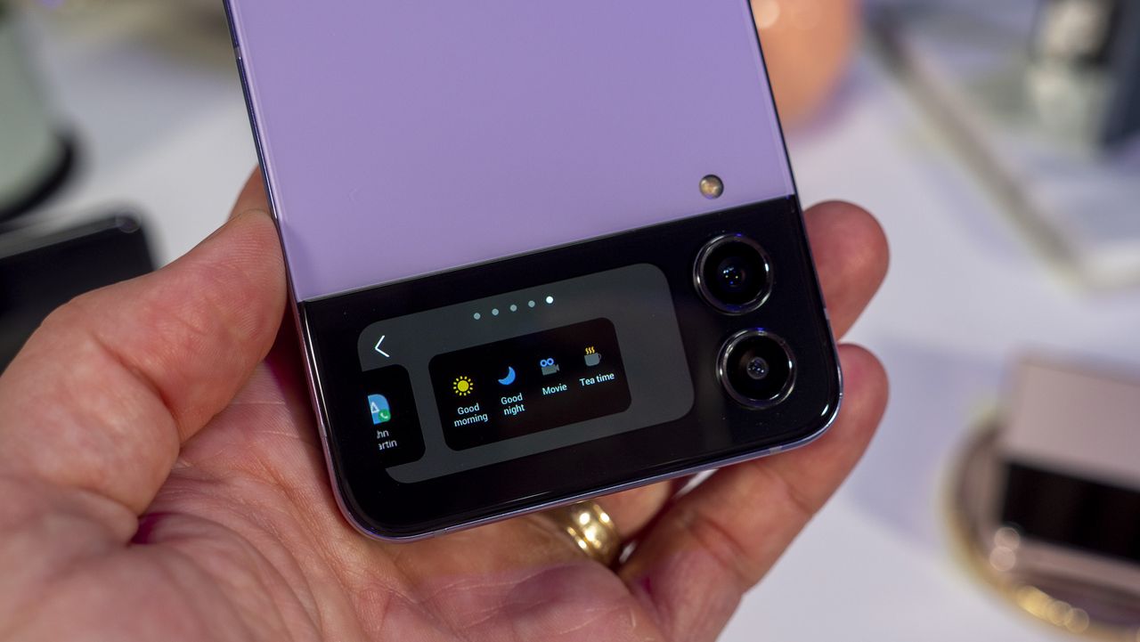 Cover screen widgets on the Samsung Galaxy Z Flip 4