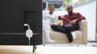 To personer ser tv ved hjælp af Chromecast med Google TV