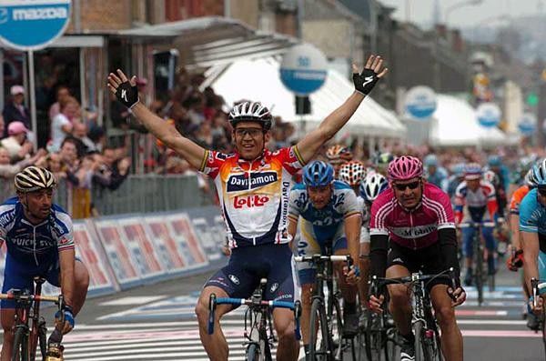 Robbie McEwen (Davitamon-Lotto) wins the stage into Marcinelle
