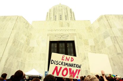 Court strikes down Oregon's gay marriage ban