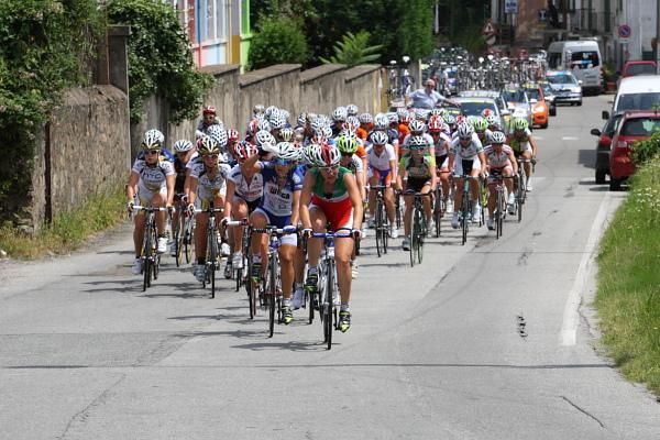 The chase bunch is led by Monia Baccaille (Team Valdarno).