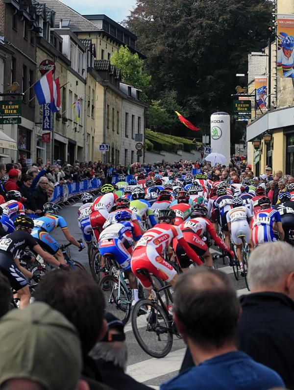 The U23 men begin their ascent of the Cauberg.