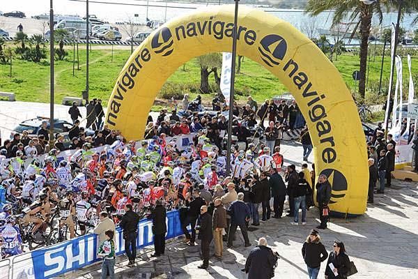 The peloton is all lined up, waiting for the start.