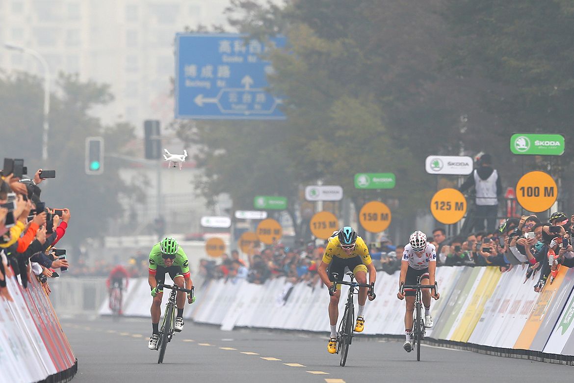 Chris Froome sprints for victory